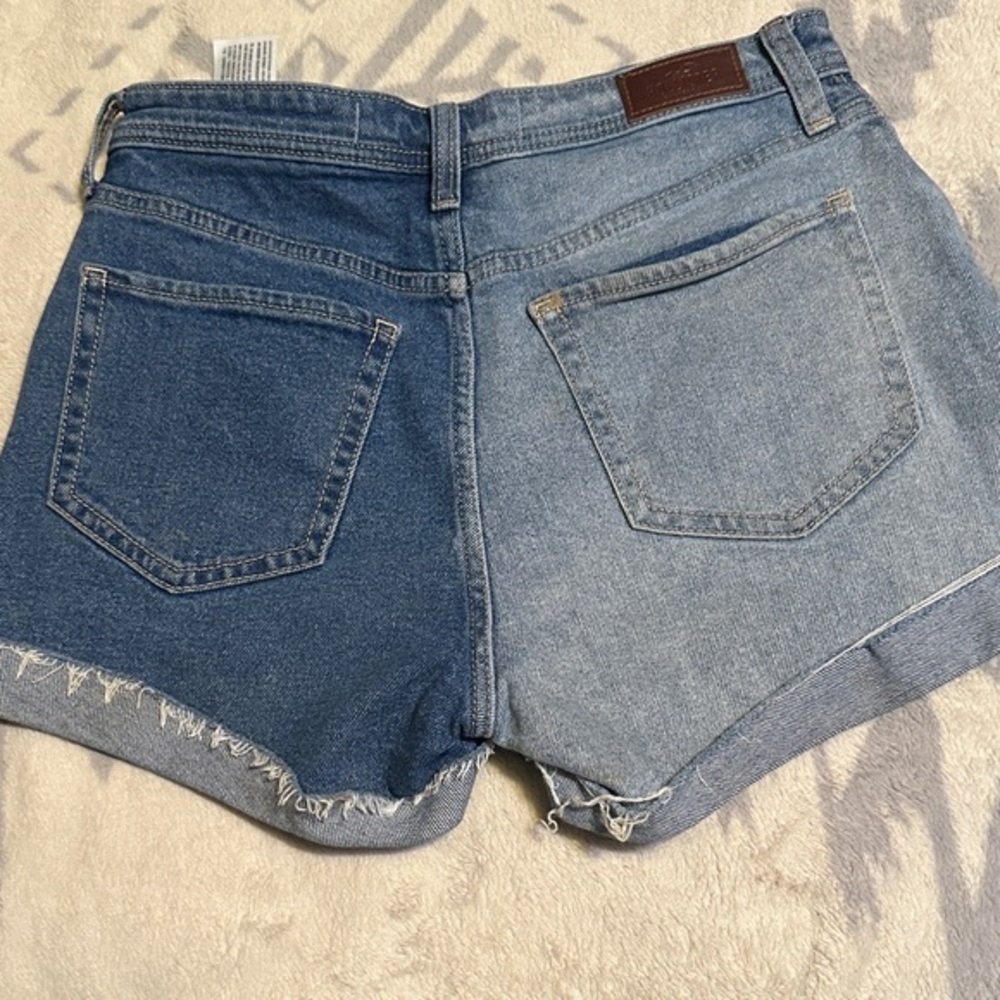 Hollister ultra high rise Mom women’s  cuffed Two-Tone Jean Shorts size 27